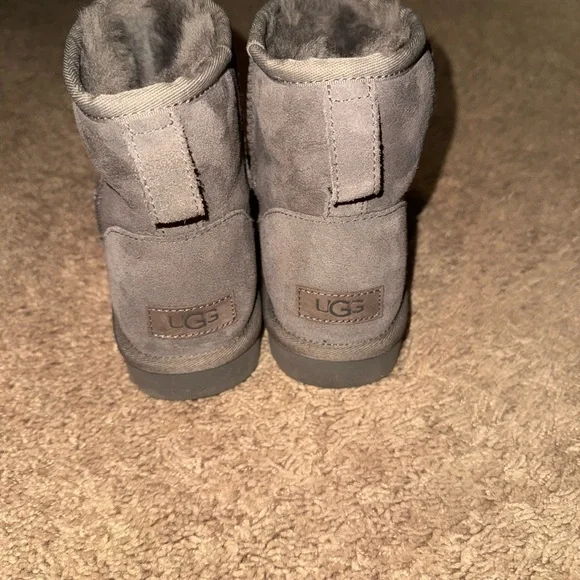 Women’s ugg Gray Ankle Boots - Picture 2 of 4